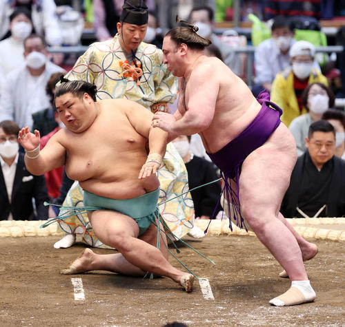 天空海（左）を押し倒しで破る栃ノ心（撮影・鈴木正人）
