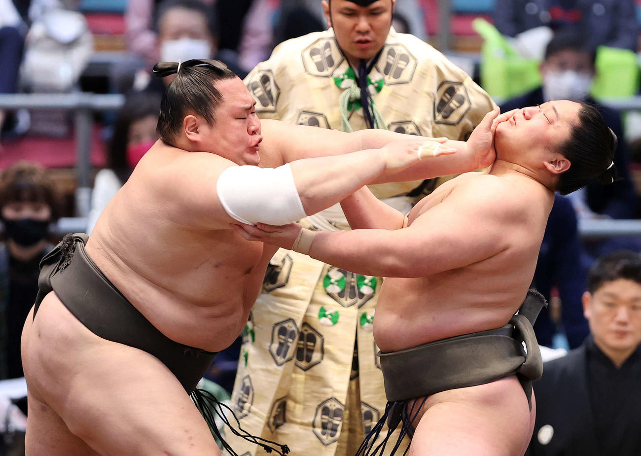 藤青雲（右）を攻める友風（撮影・鈴木正人）