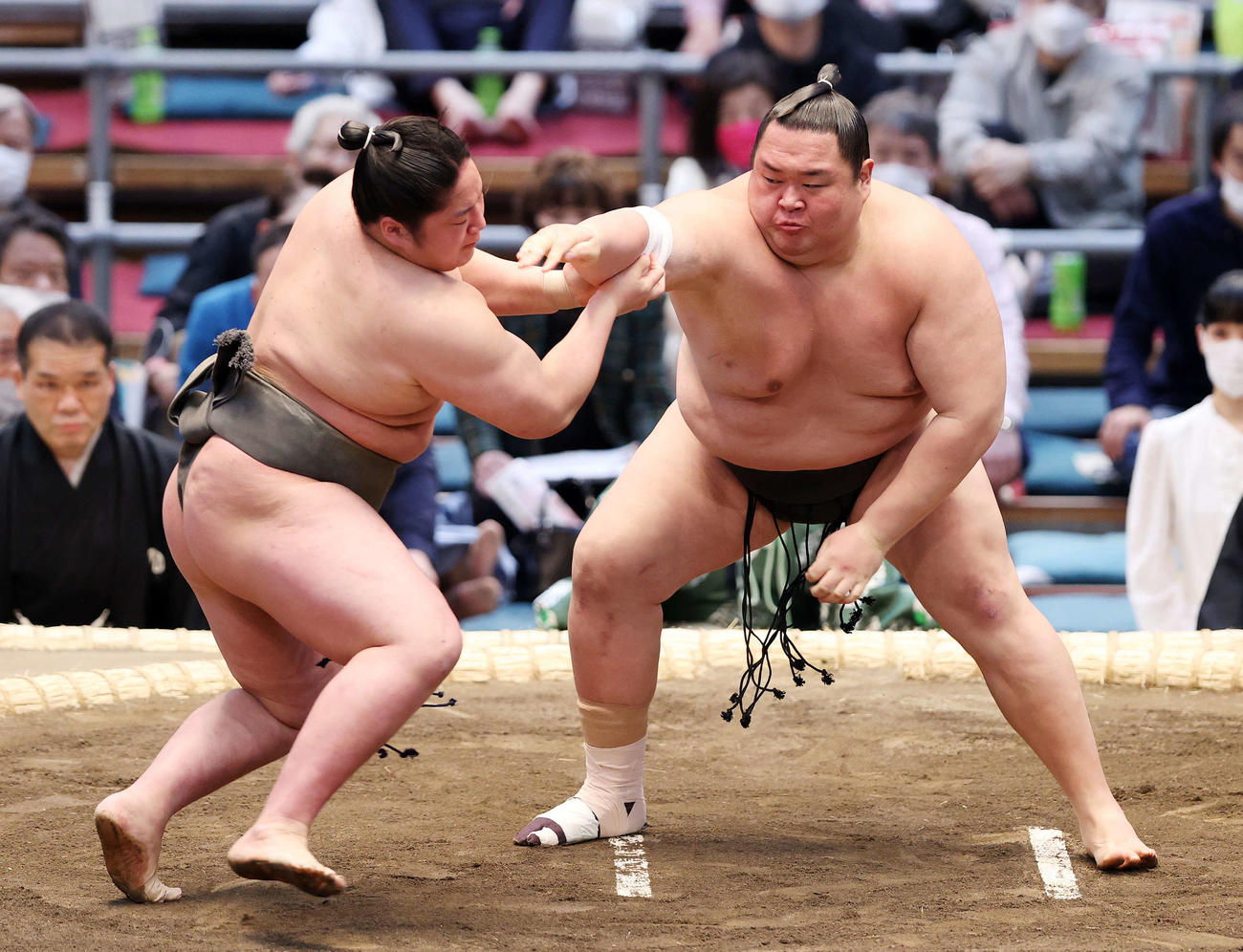 藤青雲（左）を攻める友風（撮影・鈴木正人）