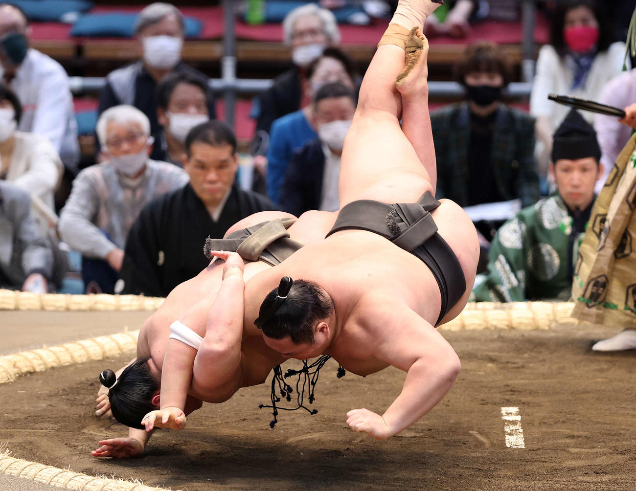 藤青雲（左）をすくい投げで破る友風（撮影・鈴木正人）