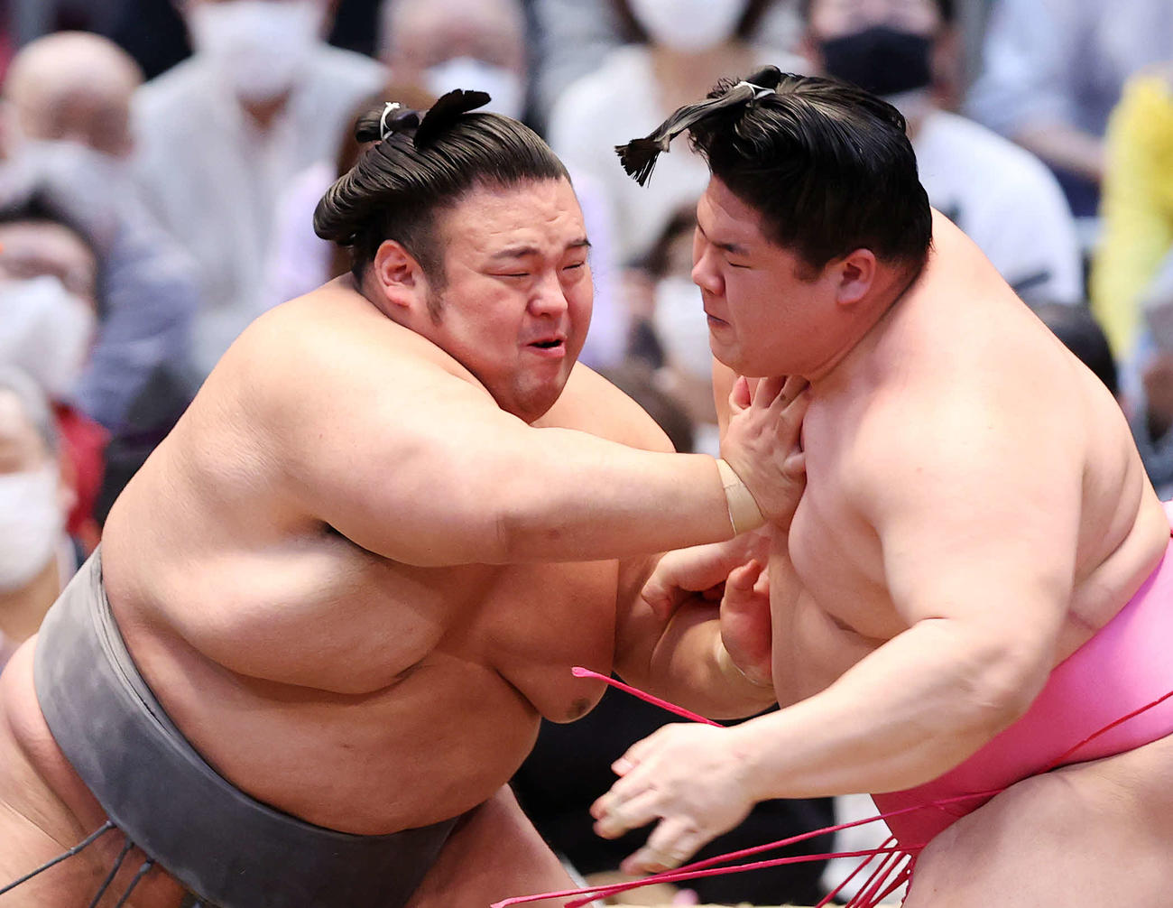 宇良（右）を攻める貴景勝（撮影・鈴木正人）