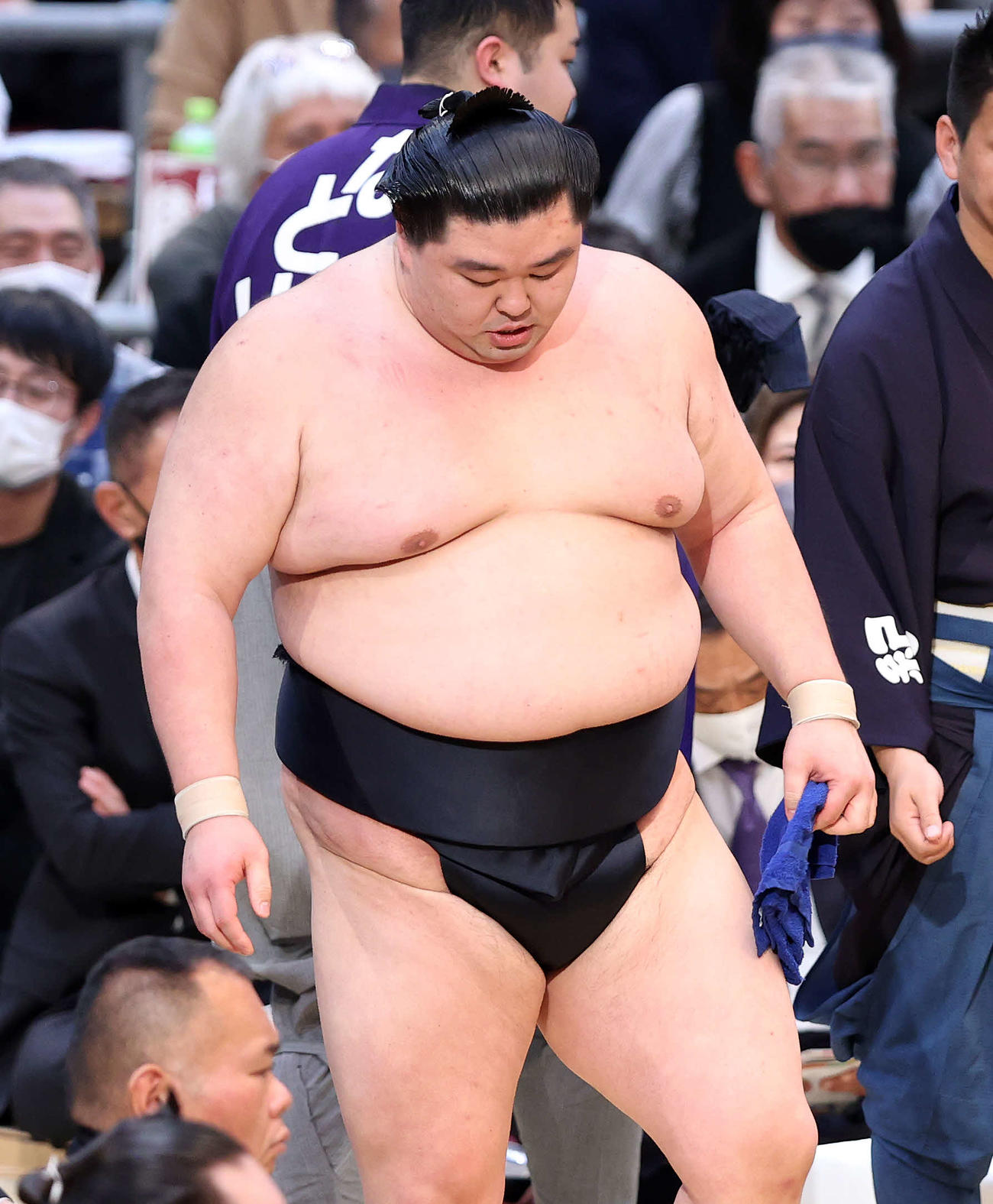 大栄翔に押し出しで敗れた正代（撮影・鈴木正人）