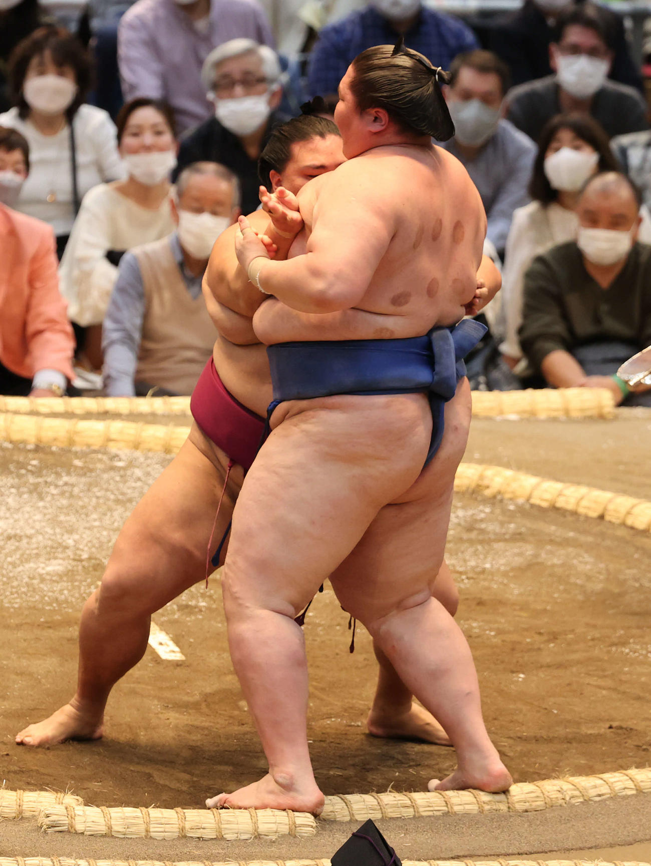 逸ノ城を押し出す御嶽海　（撮影・渦原淳）