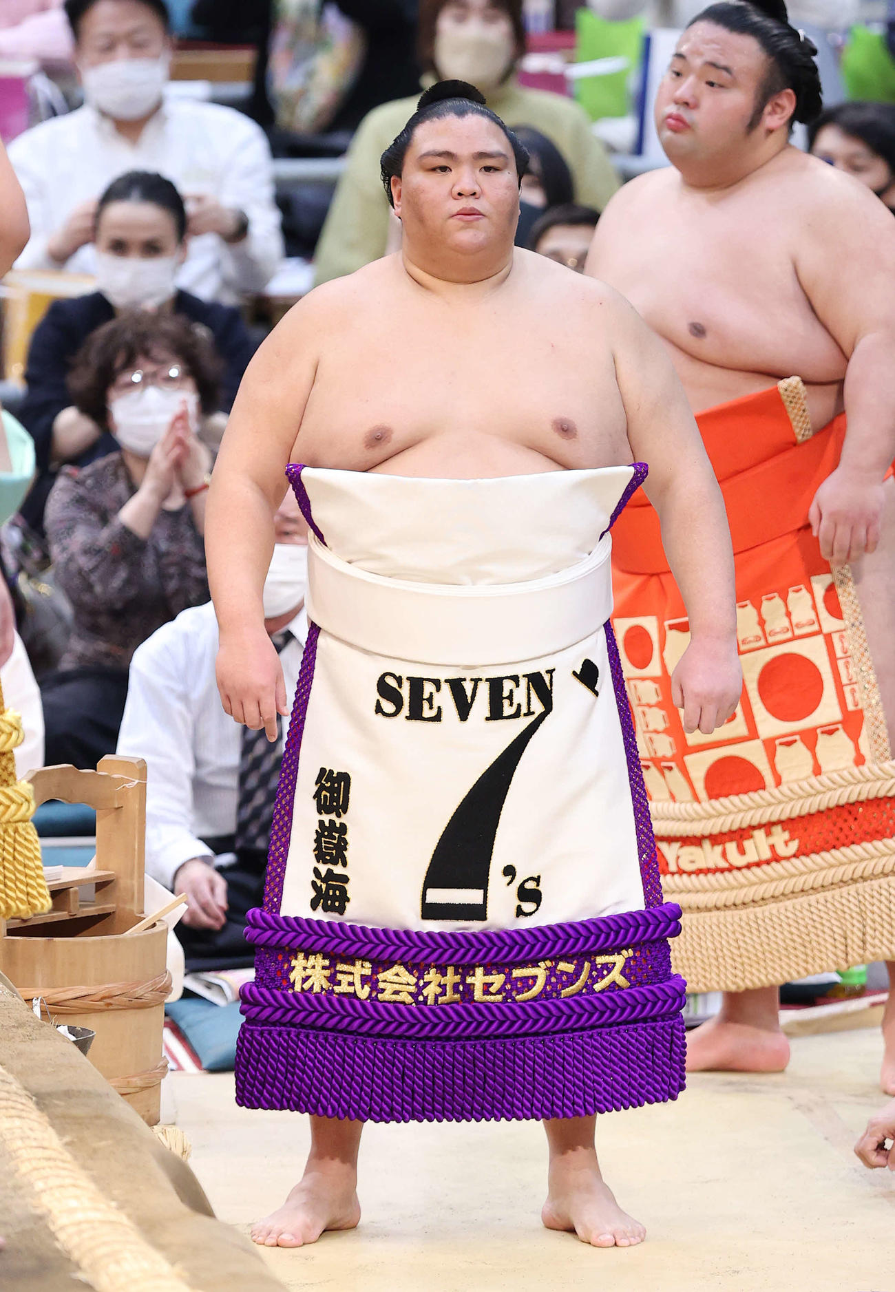 土俵入りする御嶽海（撮影・鈴木正人）