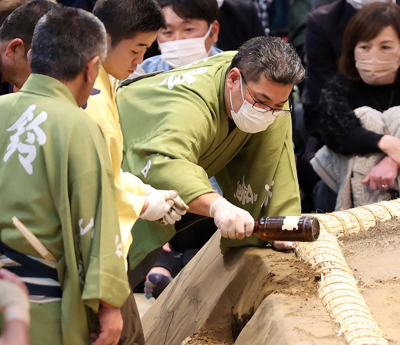 土俵を直す呼び出し（撮影・鈴木正人）