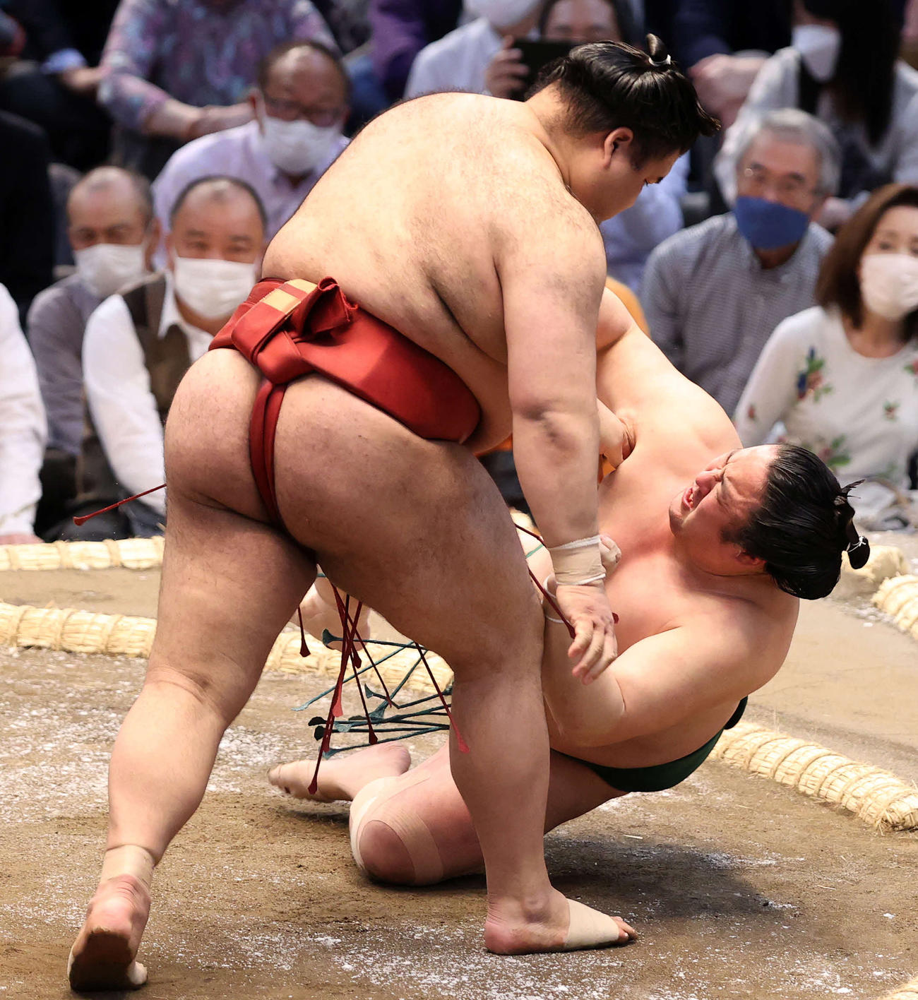 佐田の海（右）をすくい投げで破る高安（撮影・鈴木正人）