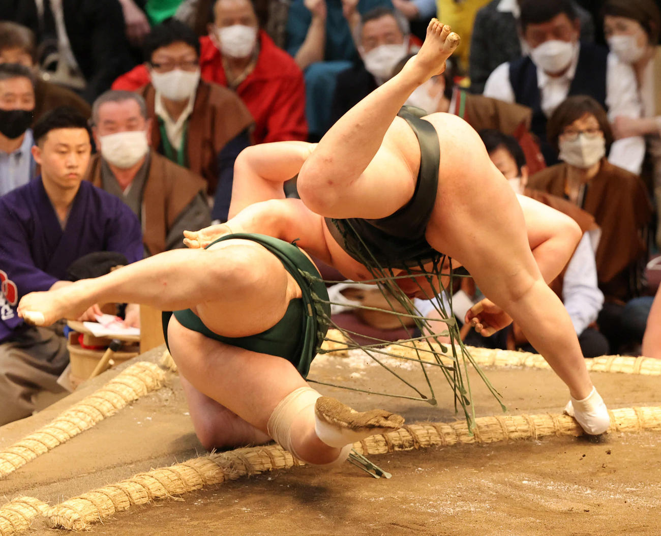 千代翔馬が下手投げで隠岐の海を下す（撮影・渦原淳）＝2022年3月14日、エディオンアリーナ大阪