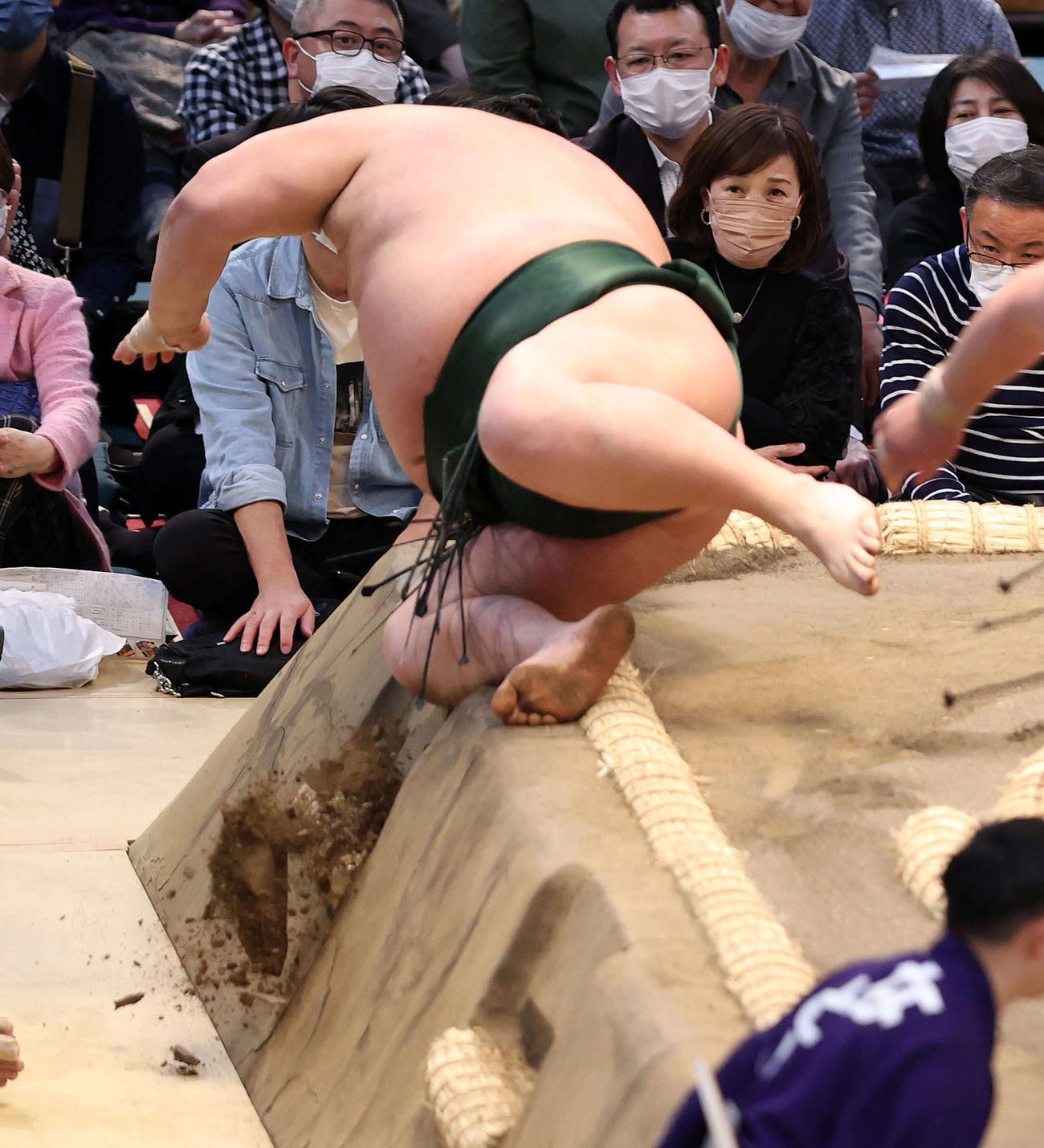 土俵を壊したのは千代大龍（撮影・鈴木正人）