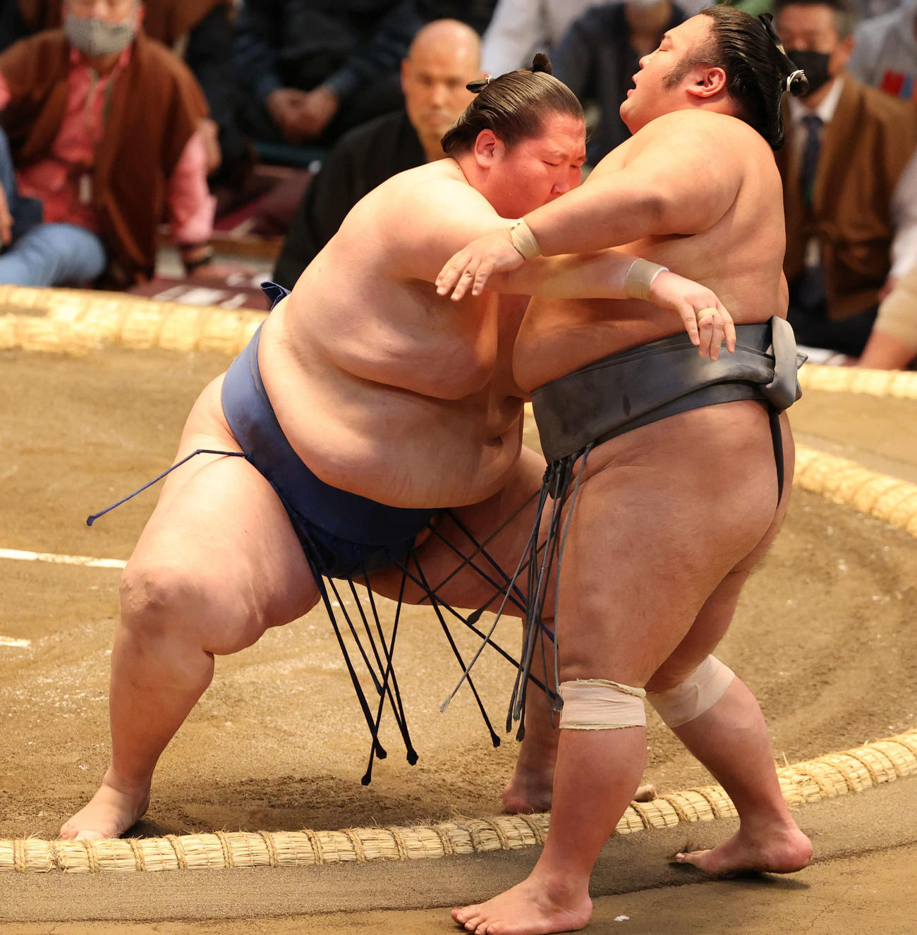 逸ノ城が貴景勝を寄り切る（撮影・渦原淳）