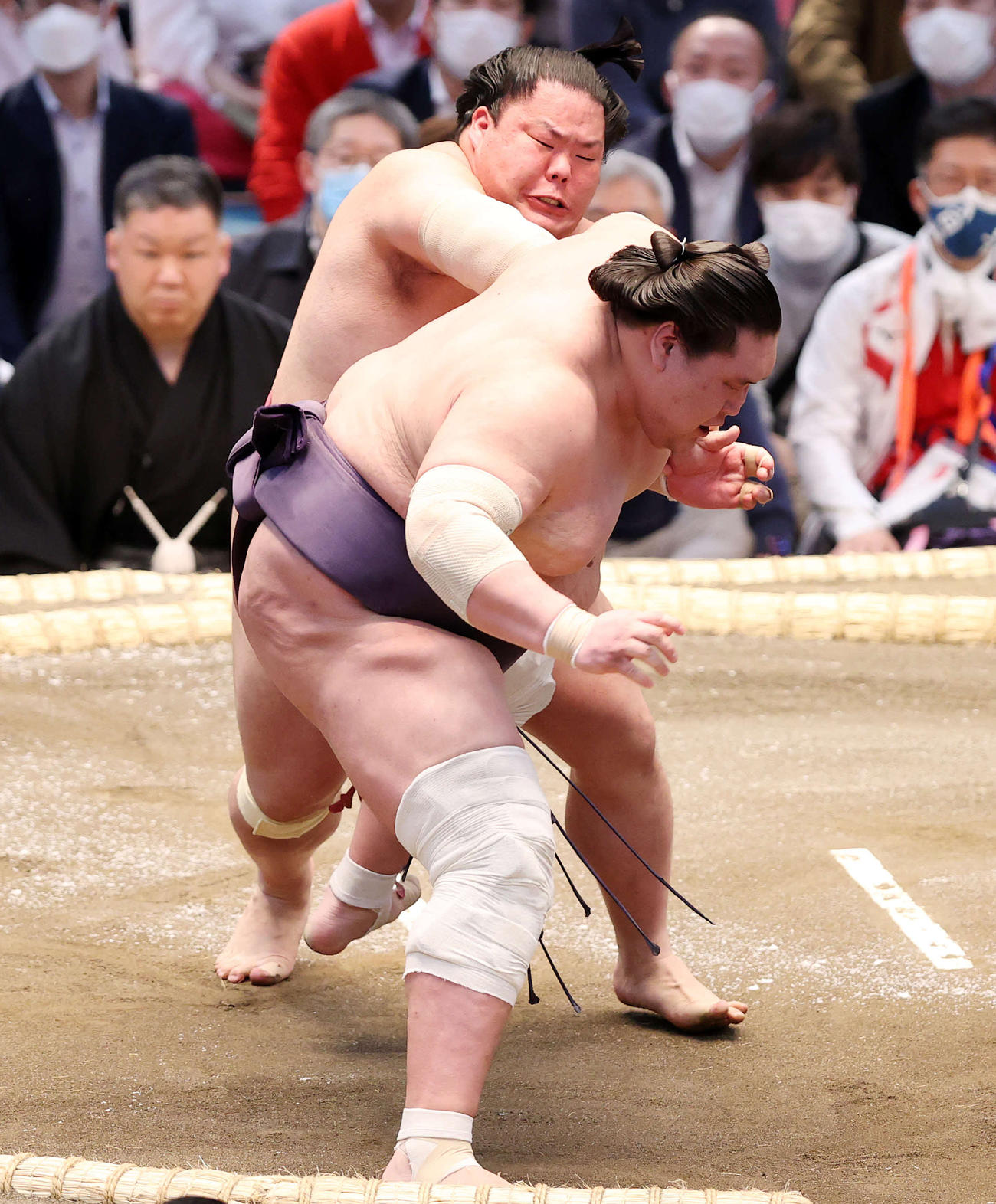 照ノ富士（手前）を送り出しで破る大栄翔（撮影・鈴木正人）