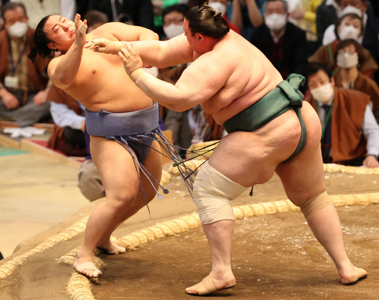 翔猿を押し出す碧山（撮影・渦原淳）