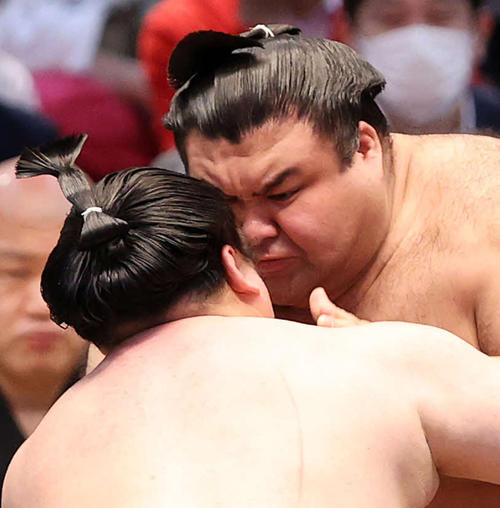 佐田の海（左）を激しく攻める高安（撮影・鈴木正人）