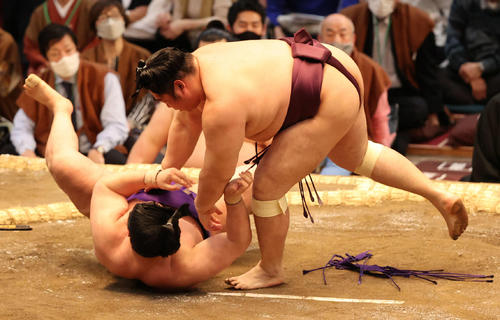 遠藤が上手投げで明生を下す（撮影・渦原淳）
