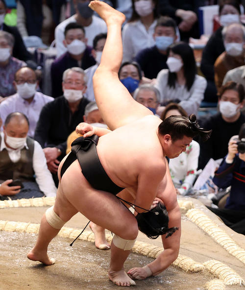 豊昇龍（右）を上手投げで破る霧馬山（撮影・鈴木正人）