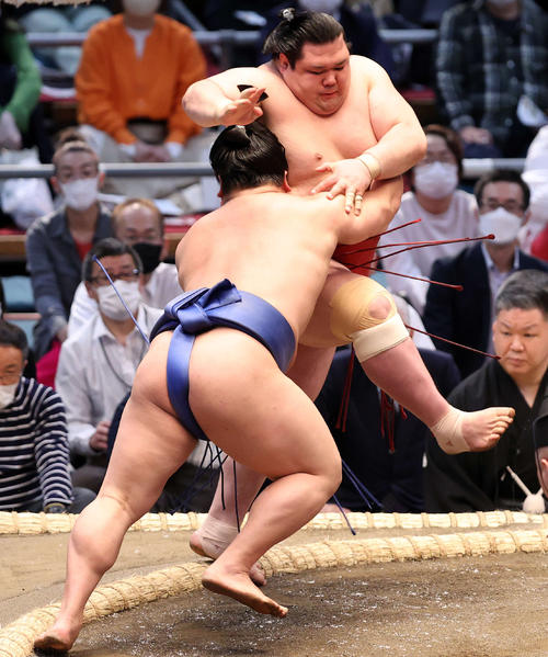 阿武咲（後方）を寄り倒しで破る若隆景（撮影・鈴木正人）