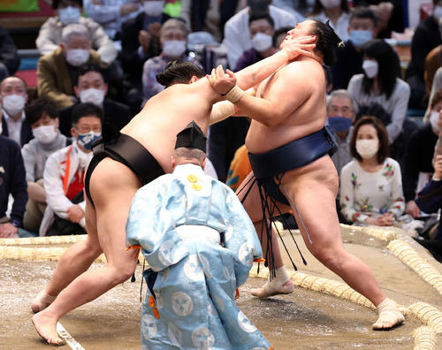 玉鷲（右）を突き出しで破る阿炎（撮影・鈴木正人）