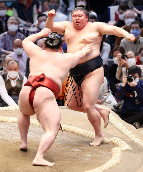 隆の勝（左）に押し出しで敗れる正代（撮影・鈴木正人）