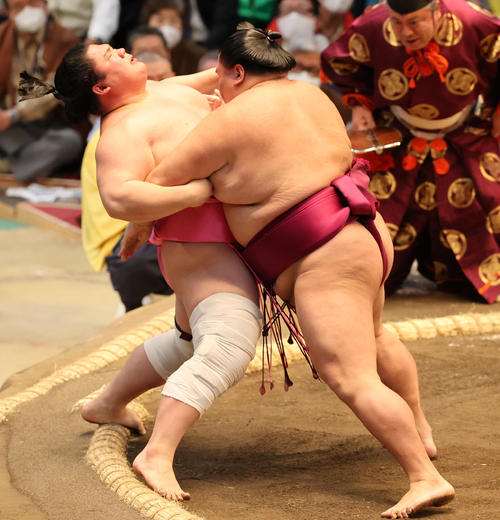 宇良を押し出す御嶽海（撮影・渦原淳）