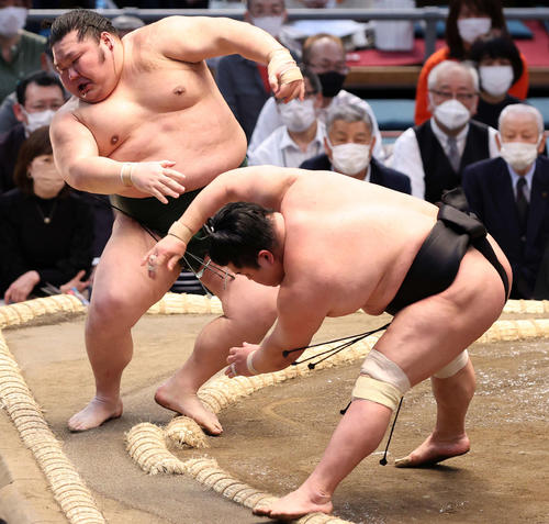 千代大龍（左）を押し出しで破る妙義龍（撮影・鈴木正人）
