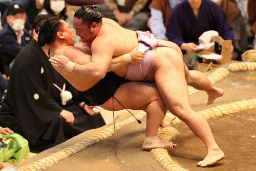琴恵光が照強を寄り倒す（撮影・渦原淳）