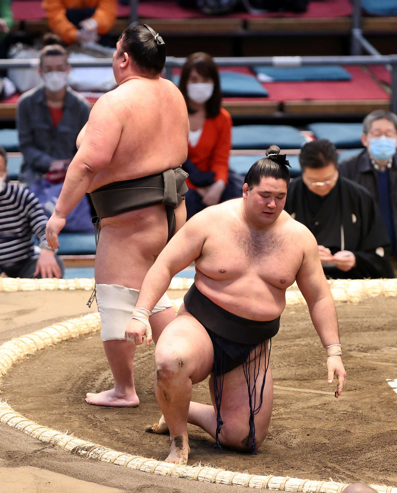 紫電（左）に上手出し投げで敗れた狼雅（撮影・鈴木正人）