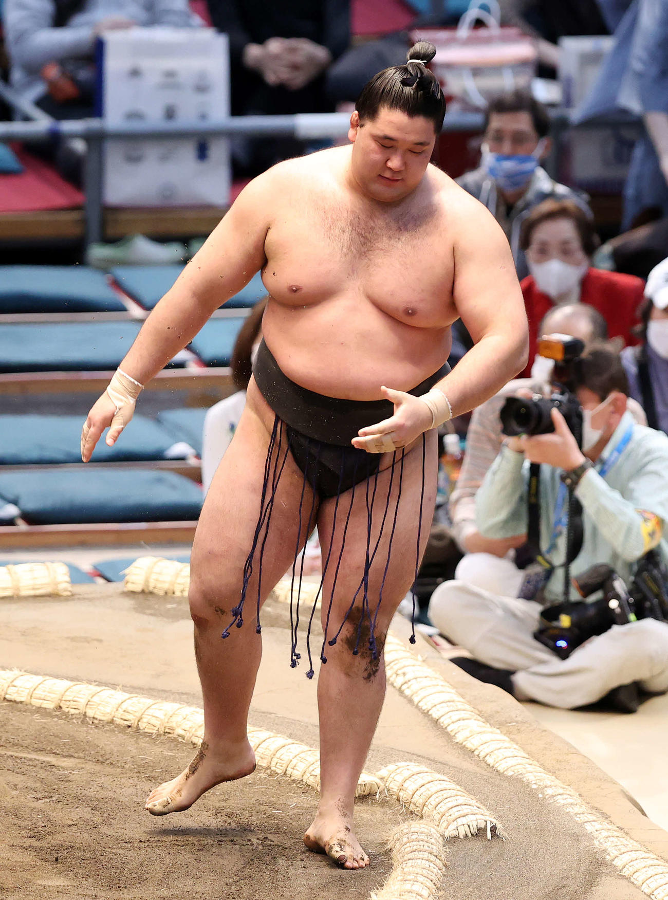 紫電に上手出し投げで敗れ土俵を引き揚げる狼雅（撮影・鈴木正人）