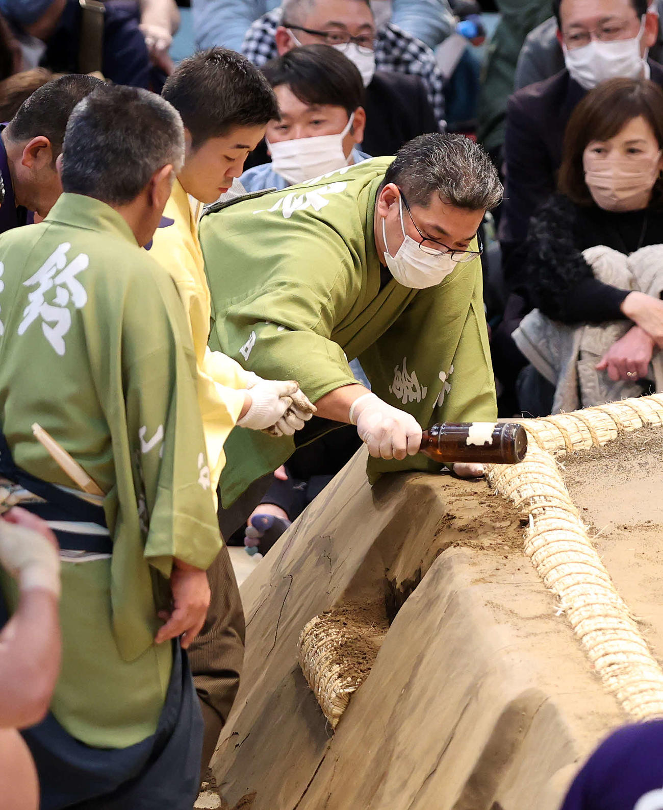 土俵を直す呼び出し（撮影・鈴木正人）