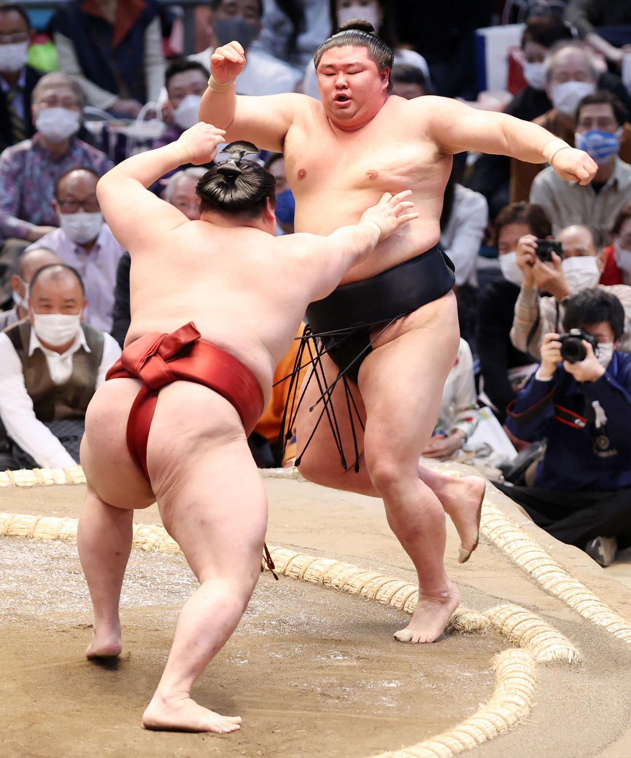 隆の勝（左）に押し出しで敗れる正代（撮影・鈴木正人）