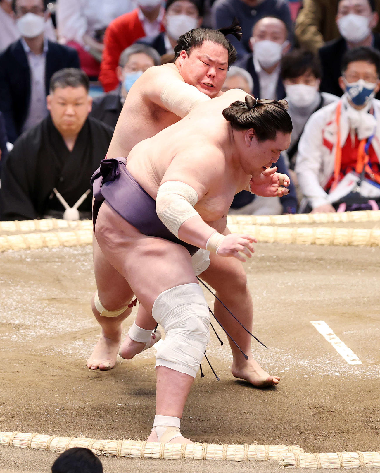 照ノ富士（手前）を送り出しで破る大栄翔（撮影・鈴木正人）