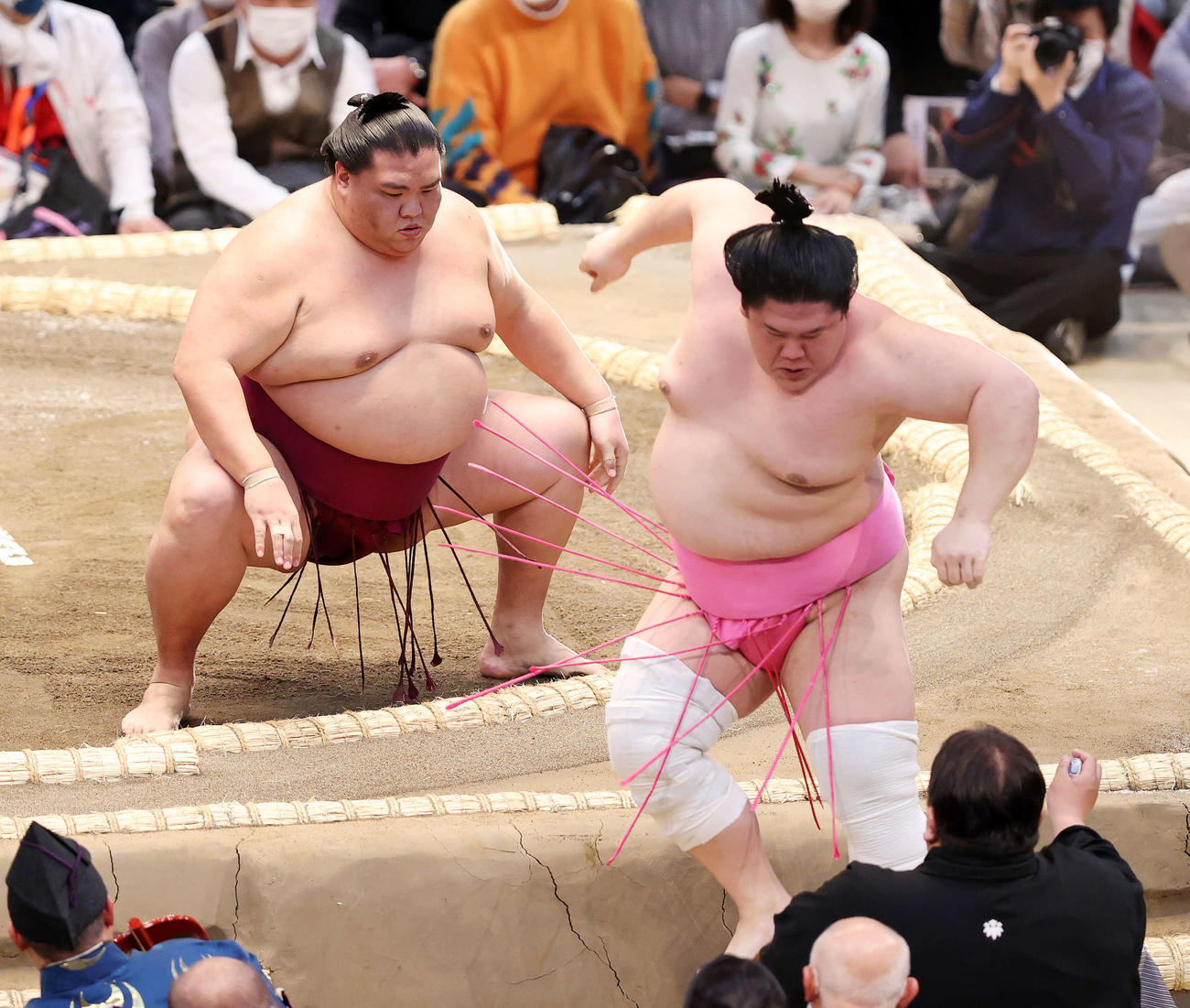 宇良（右）を押し出しで破る御嶽海（撮影・鈴木正人）