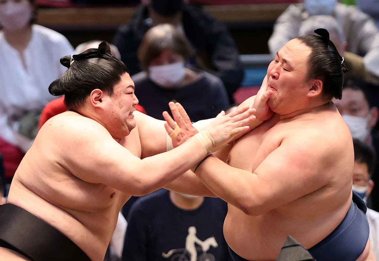 玉鷲（右）を激しく攻める阿炎（撮影・鈴木正人）