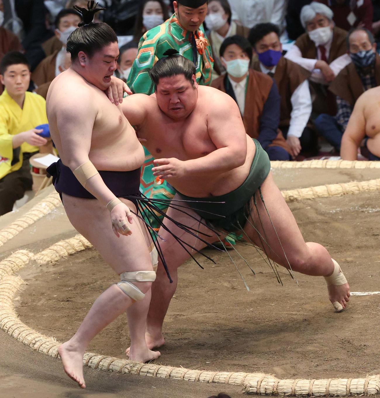 大相撲春場所3日目　錦木（右）は一山本を押し出しで破る（撮影・上田博志）