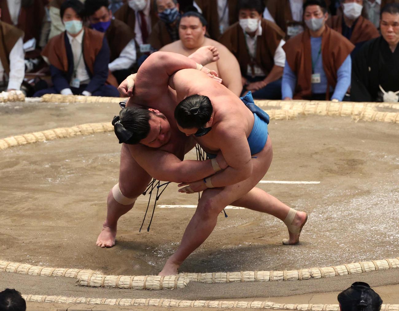 大相撲春場所3日目　豊昇龍（右）はすくい投げで貴景勝を破る（撮影・上田博志）＝2022年3月15日、エディオンアリーナ大阪