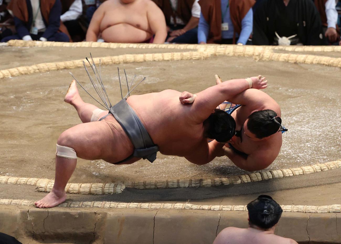 大相撲春場所3日目　豊昇龍（右）はすくい投げで貴景勝を破る（撮影・上田博志）＝2022年3月15日、エディオンアリーナ大阪