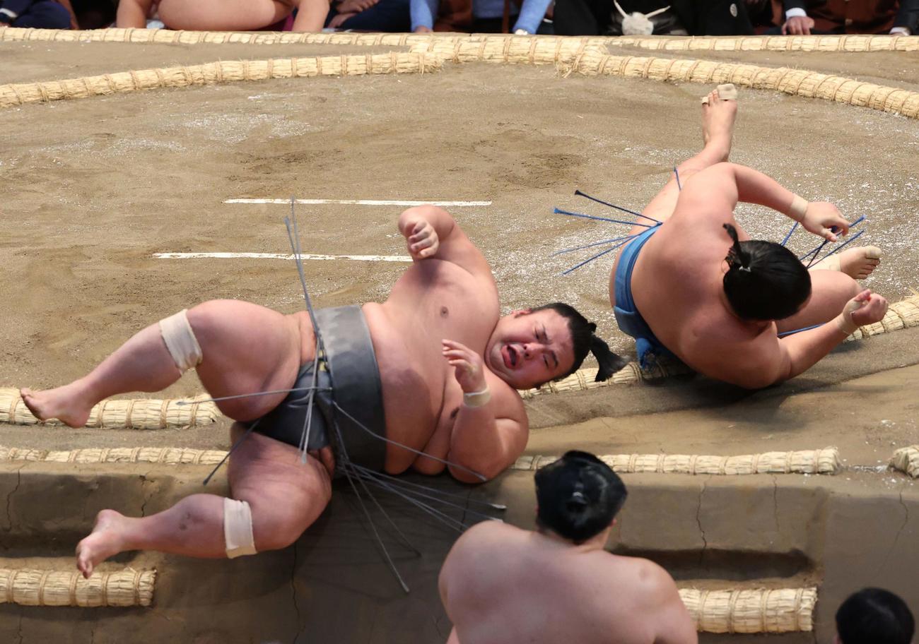 大相撲春場所3日目　豊昇龍（右）はすくい投げで貴景勝を破る（撮影・上田博志）＝2022年3月15日、エディオンアリーナ大阪