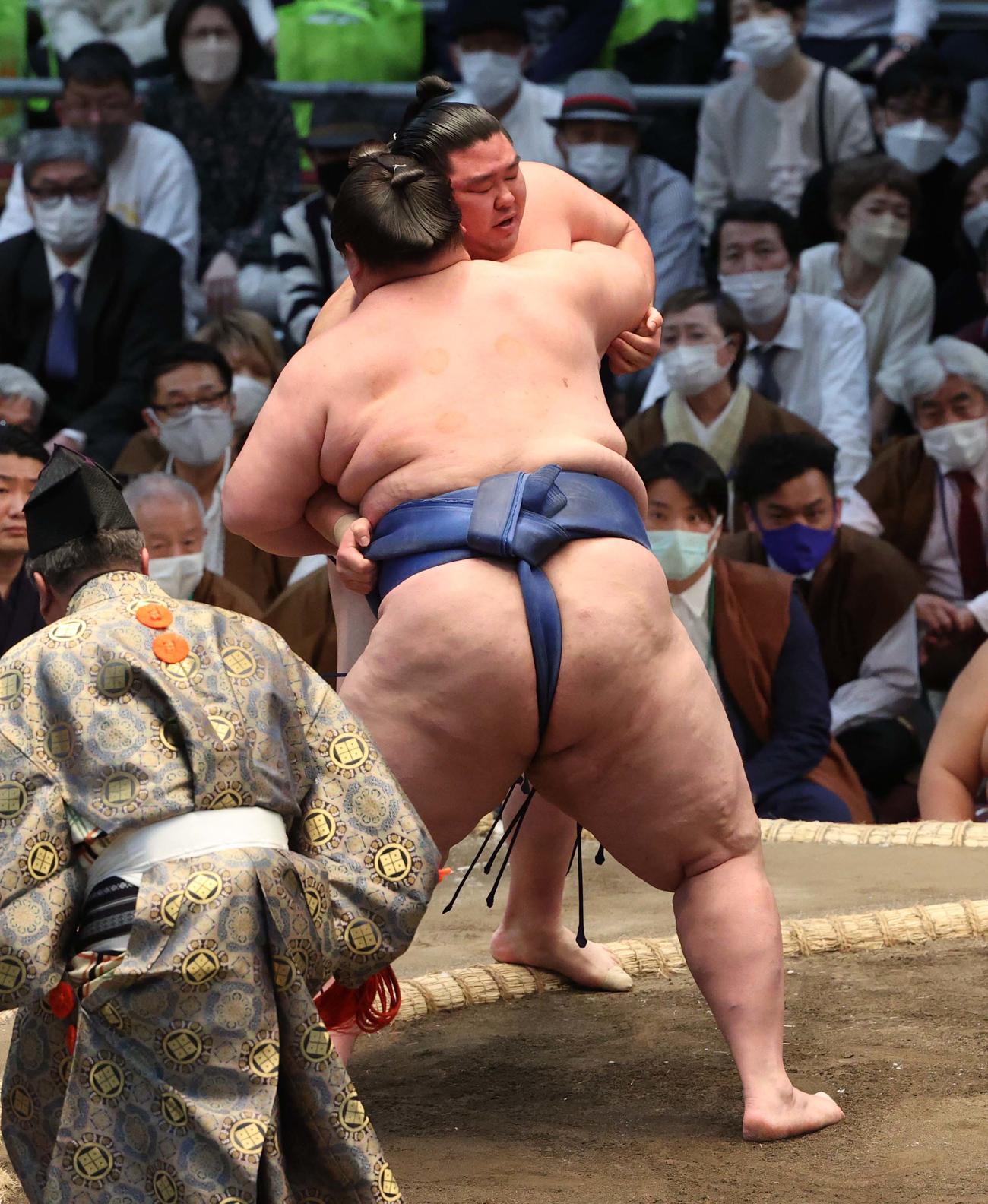 大相撲春場所3日目　正代（右）を寄り切りで破る逸ノ城（撮影・上田博志）