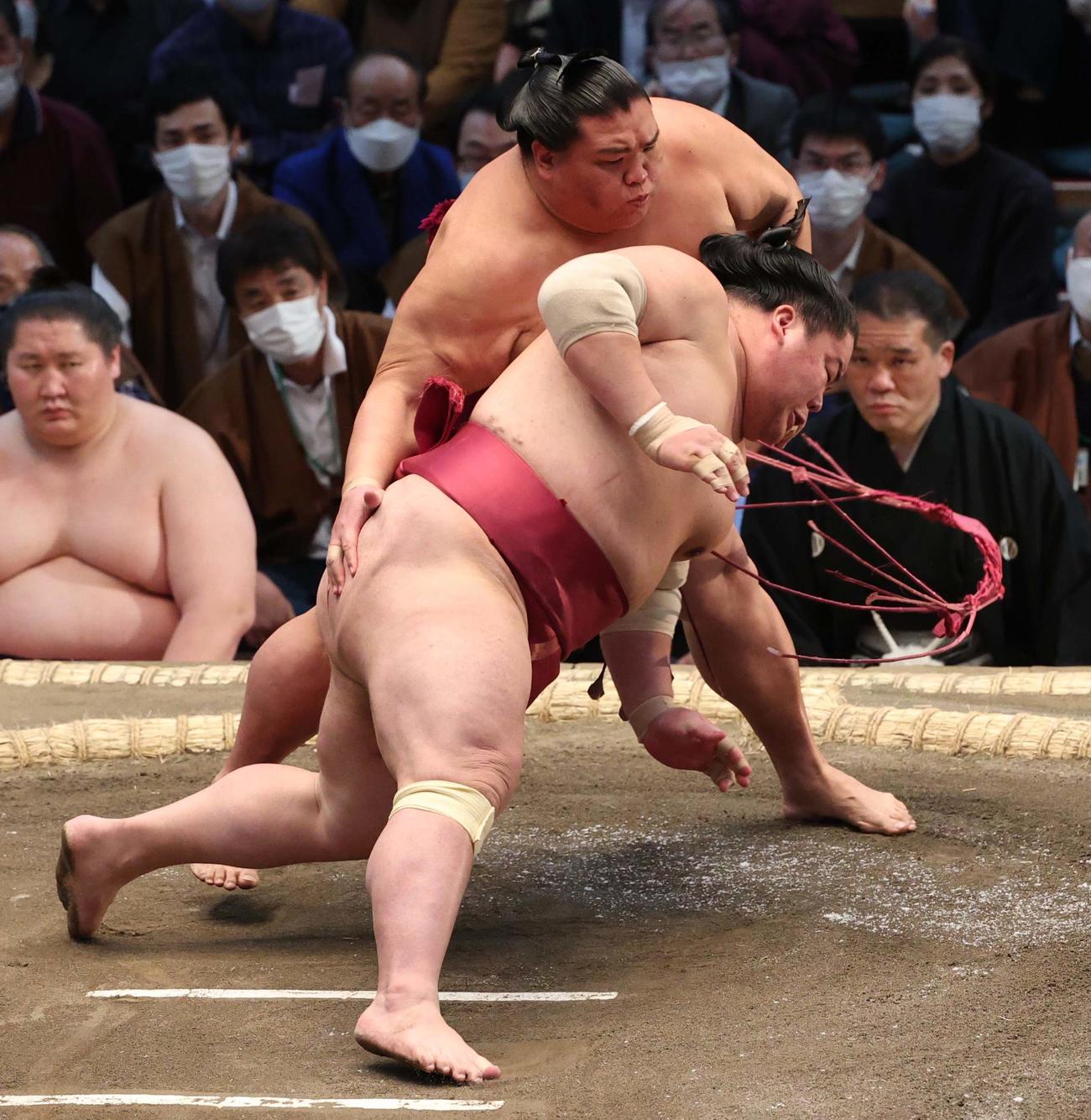 大相撲春場所3日目　大栄翔を突き落としで破る御嶽海（撮影・上田博志）
