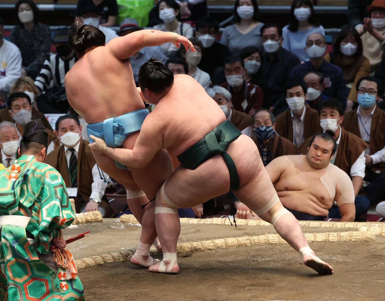 大相撲春場所3日目　琴勝峰（左）は豊山に寄り切りで敗れる（撮影・上田博志）