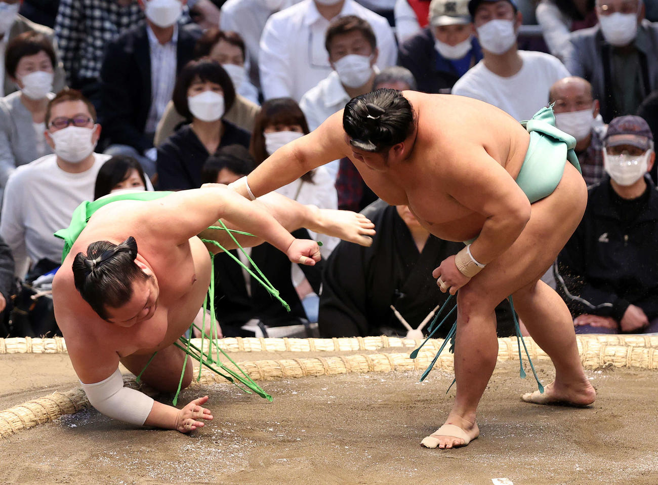 千代丸（左）を上手投げで破る天空海（撮影・鈴木正人）