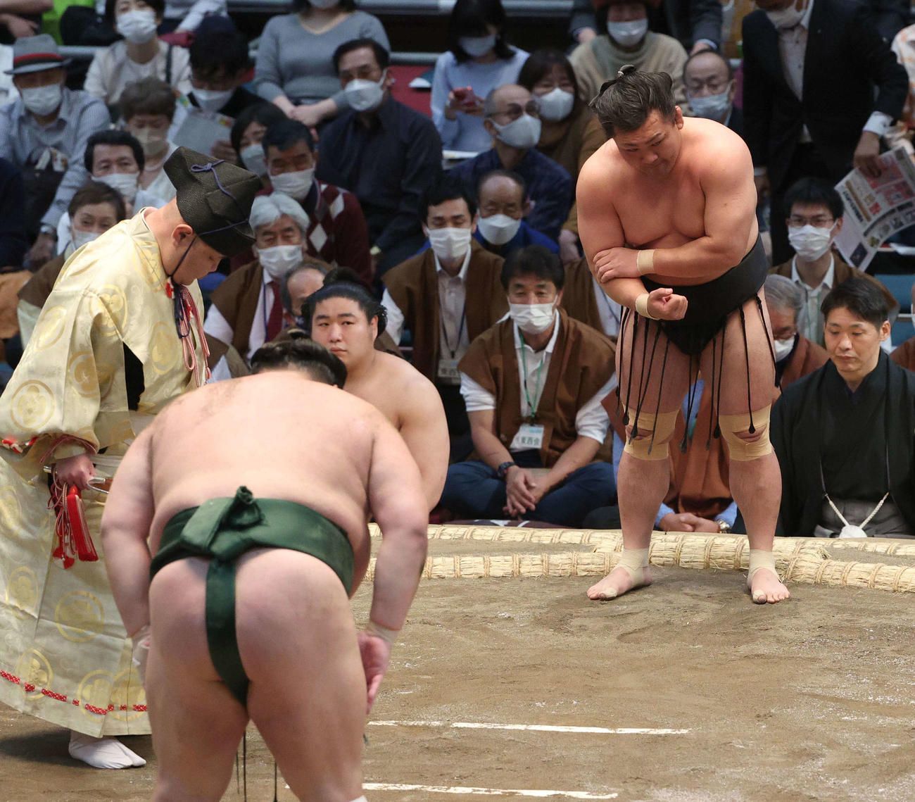 大相撲春場所3日目　千代大龍（左）を下手投げで破った照強は右腕を痛がる（撮影・上田博志）