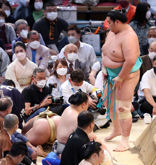 石浦（左）が土俵下で動けず心配そうに見つめる琴ノ若（撮影・鈴木正人）
