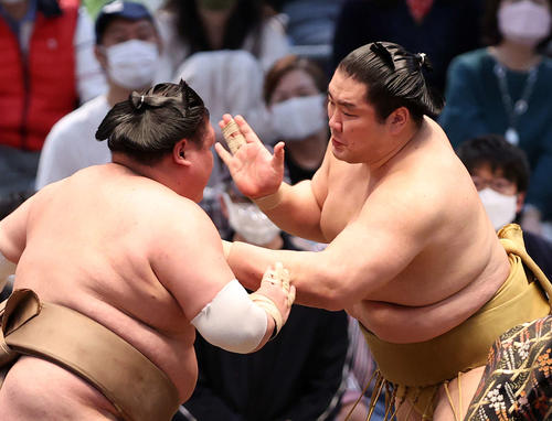 荒篤山（左）を攻める輝（撮影・鈴木正人）