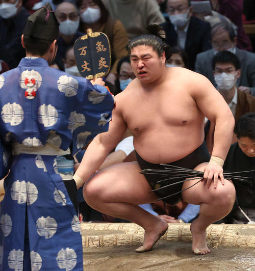 大相撲春場所3日目　碧山を押し出しで破る若元春（撮影・上田博志）