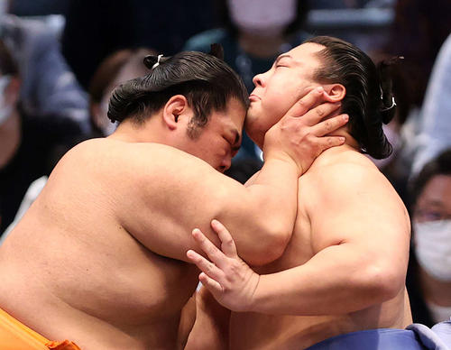 翔猿（右）を攻める志摩ノ海（撮影・鈴木正人）