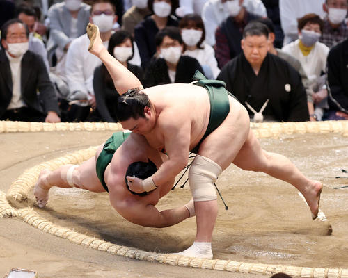 佐田の海（左）を上手投げで破る隠岐の海（撮影・鈴木正人）