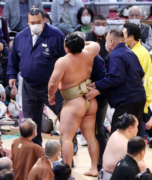 関係者の手を借り引き揚げる石浦（撮影・鈴木正人）