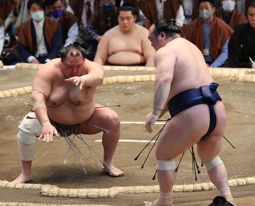 大相撲春場所3日目　宝富士（右）を押し出しで破る北勝富士（撮影・上田博志）