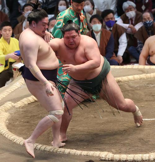 大相撲春場所3日目　錦木（右）は一山本を押し出しで破る（撮影・上田博志）