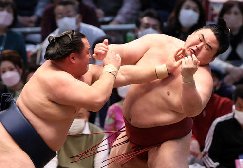 隆の勝（右）を攻める玉鷲（撮影・鈴木正人）