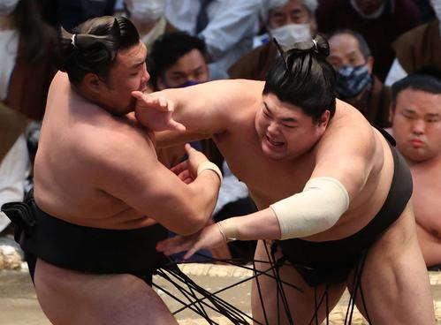 大相撲春場所3日目　霧馬山（左）を押し倒しで破る阿炎（撮影・上田博志）